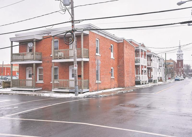 Ces trois édifices à logements longeant la rue Marguerite-Bourgeoys à partir de l’avenue Mondor sont appelés à disparaître pour permettre l’agrandissement du stationnement Centre-ville.   Photo François Larivière | Le Courrier ©