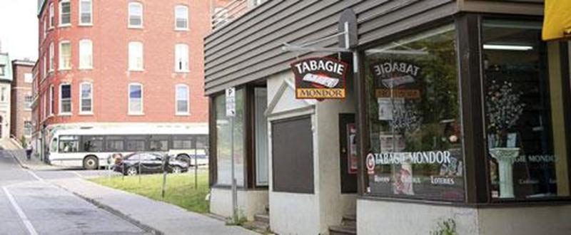 Depuis hier (mercredi), la clientèle souhaitant se procurer des titres de transport du CITVR et des circuits locaux d'autobus de la Ville de Saint-Hyacinthe est invitée à se rendre à la Tabagie Mondor. Ce nouveau point de vente remplace la billetterie tenue par le dépanneur situé dans l'ancien Géant Timothé, qui fermera ses portes le 31 juillet. La Tabagie Mondor se trouve au 554, avenue Mondor. Il est ouvert les lundis, mardis et mercredis, de 7 h à 18 h, les jeudis et vendredis de 7 h à 21 h,