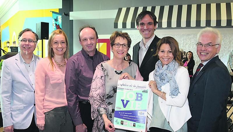 Sur la photo, de gauche à droite, Pierre Michaud, représentant de la députée Marie-Claude ­Morin; Geneviève Lemay, représentante de la députée Chantal Soucy; Roger Lafrance, directeur de l’ACEF Montérégie-Est; Françoise Désautels, organisatrice communautaire; David Bousquet, conseiller municipal; Véronique Bernier, responsable du Salon; et André Brochu, directeur des Galeries St-Hyacinthe. Photo François Larivière | Le Courrier ©