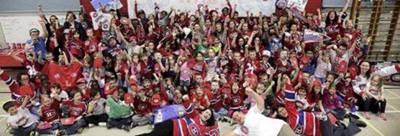 La fièvre du hockey a envahi le Service de garde de l'école Saint-Sacrement. Afin d'encourager le Canadien de Montréal, les enfants ont créé des drapeaux, des affiches et des logos.