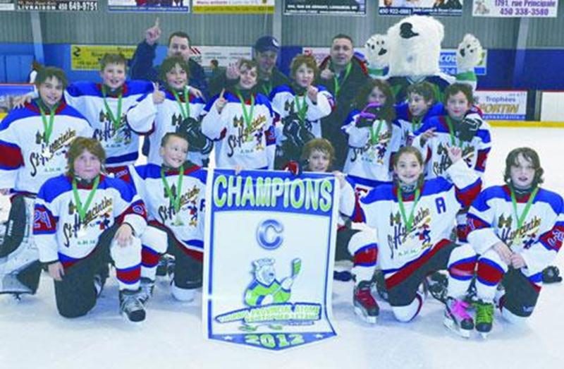 Les Gaulois de Saint-Hyacinthe ont décroché, en classe Atome C, la bannière de champions du tournoi provincial Kristopher Letang de Sainte-Julie, le 28 janvier. Les Maskoutains ont vaincu les Faucons de Saint-Bruno par la marque de 2-1 en finale. Première rangée : Samuel Tanguay-Lavallée, Nathaniel Daigle-Houle, Sammy Roy, Audrey St-Jean et Joey Picard. Deuxième rangée : Nathan Laliberté, Mathieu Blackburn, Jeffrey Boisvert, Nicola Roy, Simon Jobin, Claudia Thibeault, Simon Vermette-Chevrier et