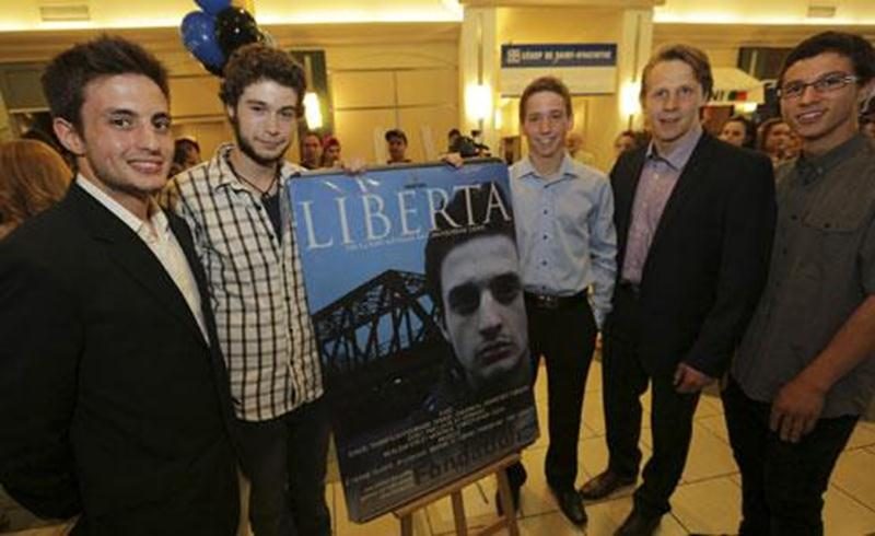De gauche à droite : David Thompson-Fournier, comédien; Louis St-Germain, scénariste; Christopher Leduc, producteur et réalisateur; Samuel Gaudreault et Sébastien Turgeon, comédiens.