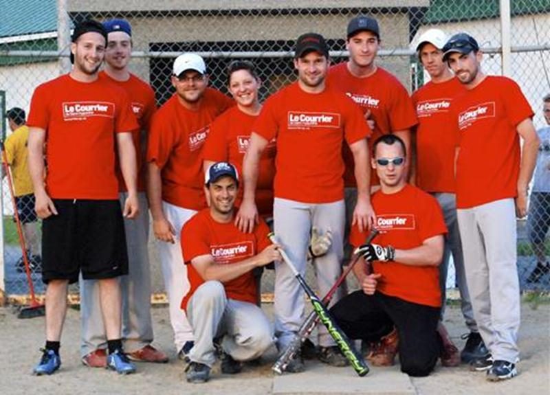 Dans la ligue de balle donnée de Saint-Simon, l'équipe du Courrier de Saint-Hyacinthe a décroché le titre de championne de la saison 2011. Troisièmes au terme de la saison régulière, les membres de l'équipe ont remporté leurs trois parties éliminatoires, des gains de 7-5 contre Marché Tradition, 11-9 contre Cloutier Transport et 18-10, en finale, contre ZigZag Sports. Sur la photo (de gauche à droite, à partir du haut) : Érick Forcier, Marc-André Dumaine, Alex Carrière, Caroline Bernier, Michael