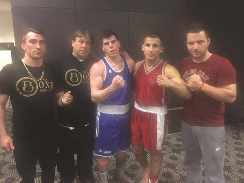 Sur la photo, les boxeurs Raphaël Courchesne et Mazlum Akdeniz sont entourés des entraîneurs Michaël Gadbois, Marc Seyer et Kahraman Akyol. Photo Courtoisie Facebook