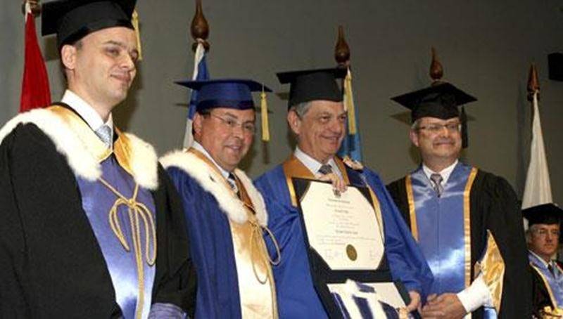 Le D<sup>r</sup> Bernard Vallat a reçu un doctorat <em>honoris causa</em> de l'Université de Montréal.