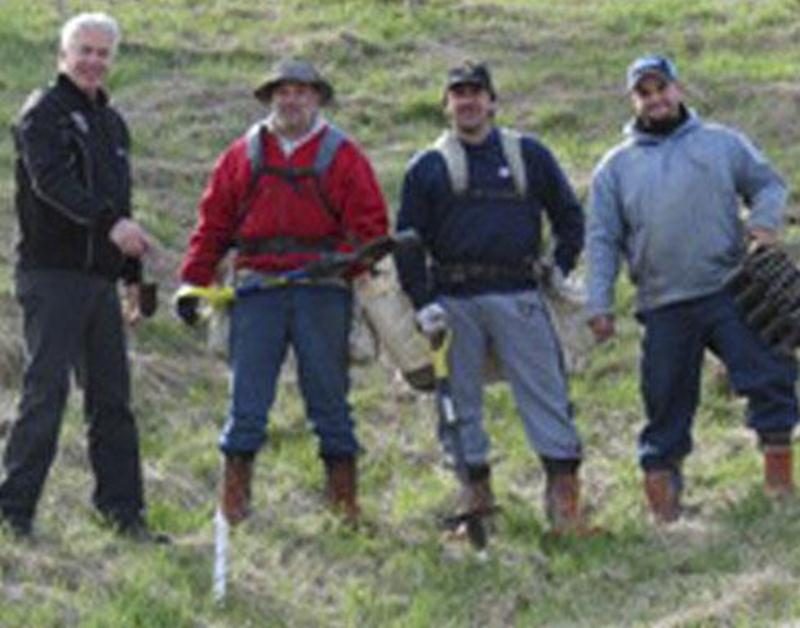 Le maire de Saint-Simon Normand Corbeil (à gauche de la photo) pose fièrement avec les trois employés des Services Forestiers Des Arbres Blancs.