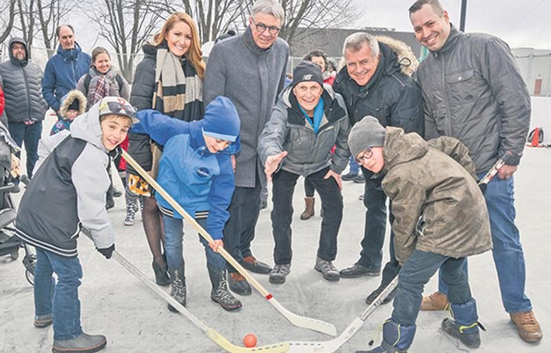 Michel Archambault (au centre) a procédé à l’inauguration d’une nouvelle patinoire qui porte son nom aux Loisirs La Providence. Il est entouré de la représentante de la députée provinciale Chantal Soucy, Virginie Brault-Lafleur, du maire de Saint-Hyacinthe, Claude Corbeil, du conseiller de La Providence, Bernard Barré, et du président des Loisirs La Providence, Philippe Simard.