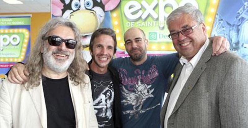 L'auteur-compositeur-interprète Michel Pagliaro, Steve Veilleux et Yannick Blanchette, fondateurs du groupe Kaïn, et Robert Robert Junior, président de la Société d'agriculture de Saint-Hyacinthe.