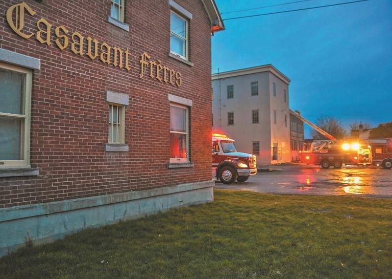 Un incendie s’est déclaré dans un local de peinture de Casavant Frères, mardi soir. Les flammes ont été maîtrisées avant de causer d’importants dommages. Photo François Larivière | Le Courrier ©