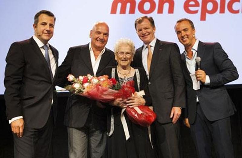 Le 27 août, Métro a célébré la fidélité d'une cliente toute spéciale. Mme Thérèse Deslauriers, de Sainte-Madeleine, a été déclarée plus vieille cliente Métro au Québec. Âgée de 98 ans, Mme Deslauriers, que tout le monde à Sainte-Madeleine appelle affectueusement « Ma Tante Thérèse », a reçu une ovation debout des quelque 1 200 personnes de Métro réunies au Palais des Congrès de Montréal pour le lancement de la publicité 2012-2013. Après un transport VIP en limousine, Mme Deslauriers a reçu un bo
