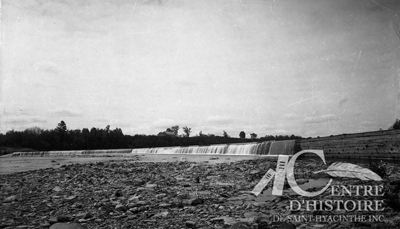Barrage au centre-ville vers 1900. Studio B.J. Hébert, collection Centre d’histoire de Saint-­Hyacinthe, CH085-011-010-0005.