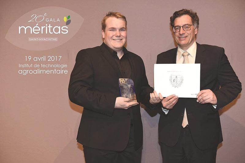 Jasmin Fréchette, finissant de l’ITA, a reçu une bourse de 1 000 $ des mains d’André Barnabé, directeur général de Saint-Hyacinthe Technopole.