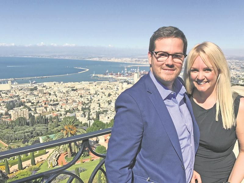 Maxime Couture et son associée et conjointe, Sophie Villeneuve à Haïfa, une ville côtière d’Israël située sur les bords de la mer Méditerranée. Photo courtoisie Maxime Couture