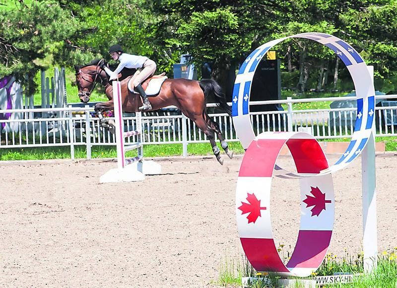 Béatrice Daviault participait à l’épreuve de saut d’obstacle, où elle a mis la main sur une médaille de bronze. Photo Courtoisie