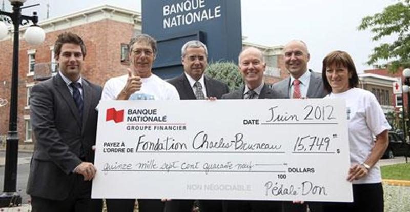 La Banque Nationale a recueilli un montant de 15 749 $ lors du Pédale-Don tenu en juin au profit de la Fondation Centre de cancérologie Charles-Bruneau. Les succursales de Saint-Hyacinthe et Acton Vale ainsi que le secteur agricole ont largement contribué à ce succès. De plus, la Financière Banque Nationale a activement participé en sollicitant ses clients qui ont bien répondu à cette bonne cause. Sur la photo, de gauche à droite, Ghyslain Durand, directeur Service à la clientèle; Alain Robert,