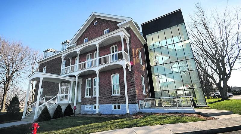 Mariant patrimoine et lignes futuristes avec sa cage d’escalier tout en verre, le Centre culturel Humania Assurance a été réalisé par Drumco Construction selon les plans de la firme d’architecture ACDF et des ingénieurs de SIMA Plus. Photo François Larivière | Le Courrier ©