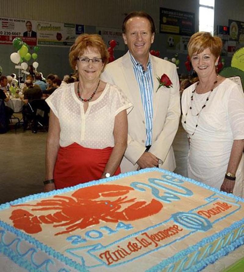 Jean Bédard, président d'honneur du 20 e souper-bénéfice Homard à volonté du Club Optimiste Douville, est entouré de Diane Lebel, à gauche, organisatrice du souper; et de Micheline Bienvenue, présidente du Club Optimiste Douville.