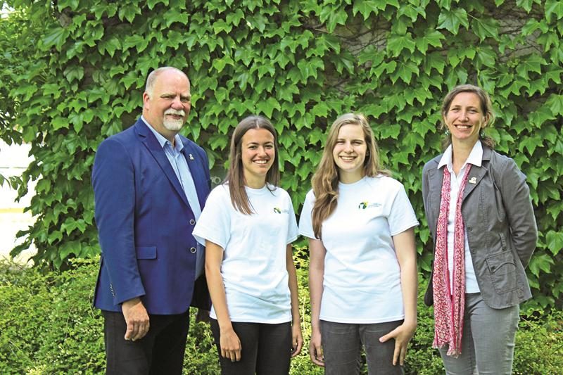 L’Équipe verte 2017 est composée de Sarah Richer-Lussier et Évelyne Lestage qui travaillent sous la supervision d’Amélie Roy, chargée de projet au développement des programmes environnementaux de la Régie. Elles sont en compagnie de Réjean Pion, directeur général de la Régie intermunicipale d’Acton et des Maskoutains.