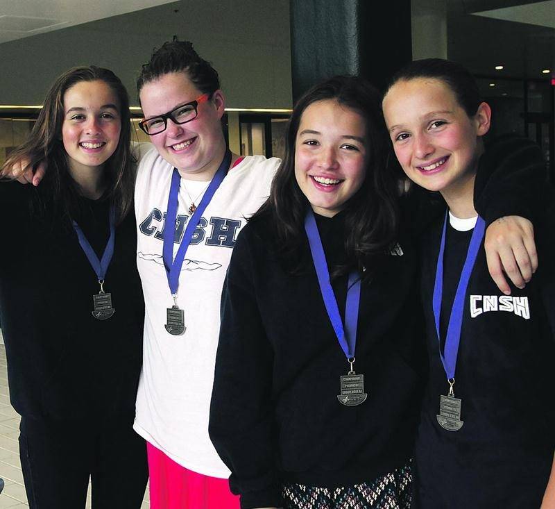 Le CNSH a remporté 16 médailles au championnat provincial AA, dont au 200 m quatre nages par équipe chez les filles de 13-14 ans. Photo Robert Gosselin | Le Courrier ©