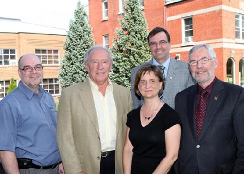 De gauche à droite : Michel Robidoux, directeur du service des Loisirs de la Ville de Saint-Hyacinthe; Donald Côté et Louise Lapointe, respectivement vice-président et directrice générale de l’organisme « Le Rendez-vous des papilles »; Louis Bilodeau, directeur général; et Claude Bernier, maire de la Ville de Saint-Hyacinthe.