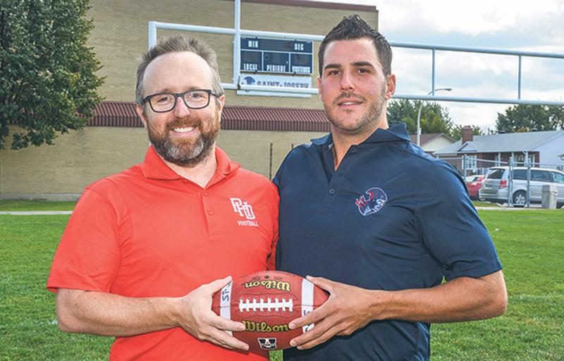 Les deux équipes maskoutaines de football juvénile s’affronteront vendredi pour couronner le vainqueur de la Coupe de football de Saint-Hyacinthe. Sur la photo, les entraîneurs en chef des deux clubs, Sébastien Blanchette (Drakkar) et François Laperrière (Patriotes). Photo François Larivière | Le Courrier ©
