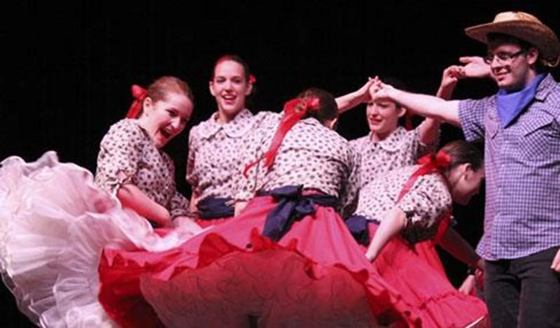 Une journée spéciale est prévue le samedi 9 novembre alors que les danseurs des écoles de danse Les Chamaniers pourront inviter des amis à leur cours de danse au Centre culturel (800, rue Turcot). Même si tu ne connais personne qui danse avec Les Chamaniers, tu peux venir voir de plus près ce que sont les danses internationales et québécoises. L’horaire est le suivant : 3-5 ans de 9 h à 10 h (salle Dufault); 6-7 ans de 9 h à 10 h (salle Gadbois); 8-10 ans de 10 h 30 à 11 h 30 (salle Dufault) et