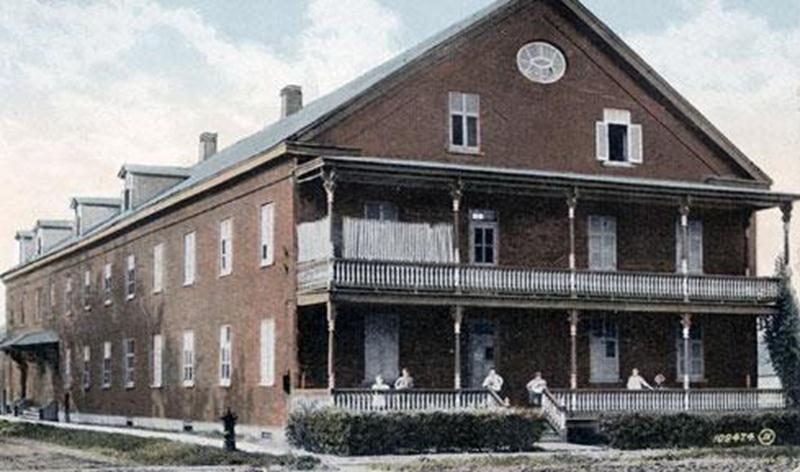 L’hospice Saint-Charles, à l’intérieur duquel fut aménagé l’hôpital Saint-Charles de 1902 à 1930. L’édifice fut démoli en 1977. Carte postale, Valentine & Sons, England, 1915. (Collection privée)
