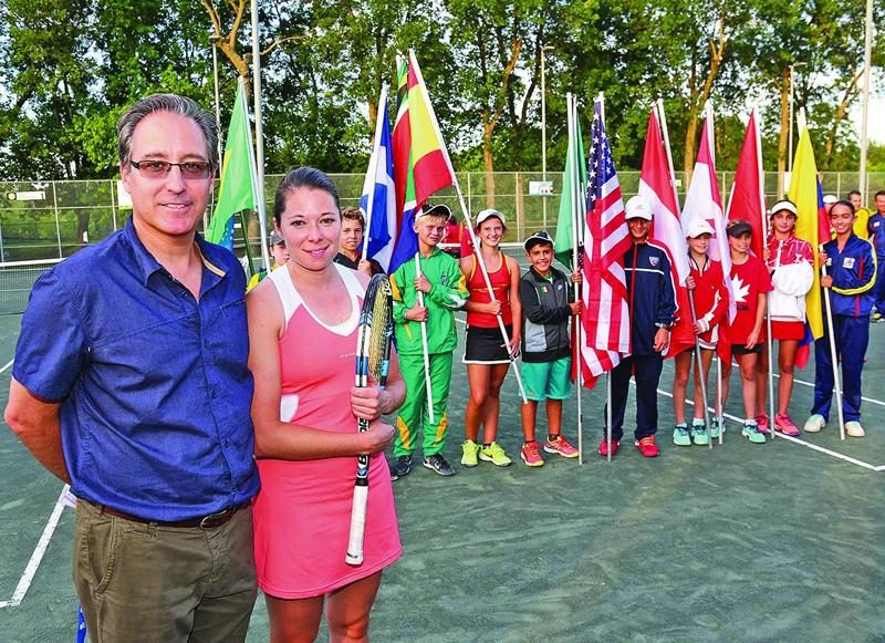 L’ambassadrice d’honneur Valérie Tétreault a donné le coup d’envoi de la 10e édition de la Coupe Le Blanc lundi soir lors de la cérémonie d’ouverture. On la voit en compagnie du coprésident Philippe Le Blanc. Photo Robert Gosselin | Le Courrier ©