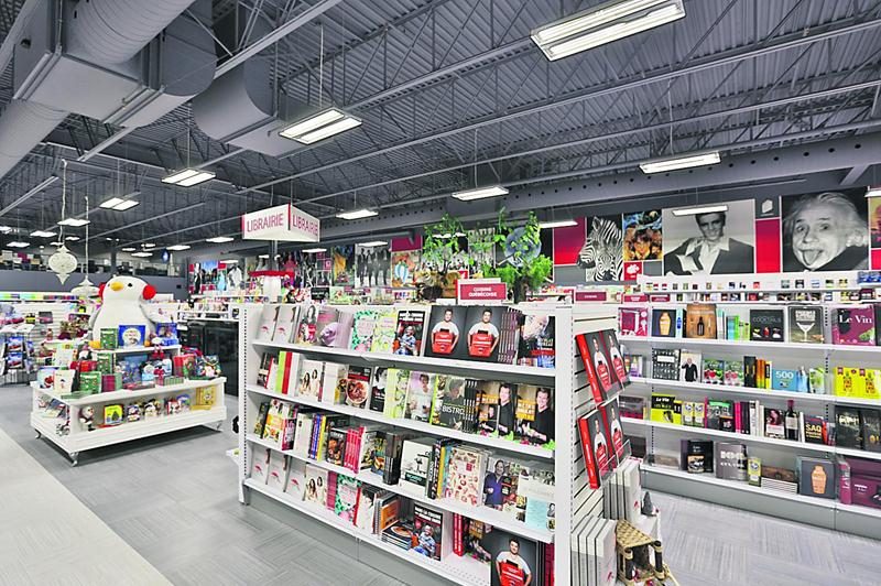 Différentes boutiques spécialisées sont regroupées sous un même toit, soit la librairie, l’informatique, la papeterie, l’art-encadrement, les cadeaux, les jeux, le mobilier et la création-impression.  Photo Robert Gosselin | Le Courrier ©