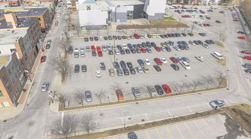 Le stationnement Intact, convoité par Réseau Sélection pour son projet de tour pour retraités, offre actuellement autour de 180 cases de stationnement gratuit au centre-ville.   Photo François Larivière | Le Courrier ©