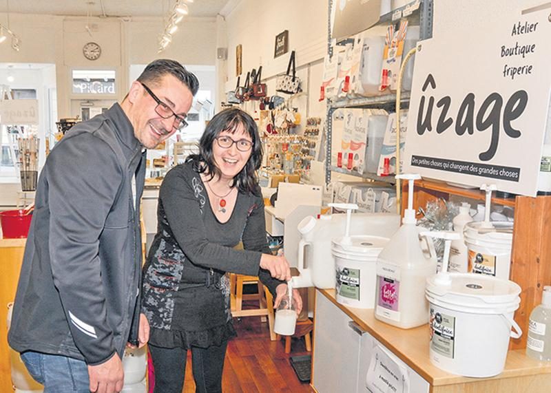 La boutique Ûzage a remplacé Audrey Mode sur la rue des Cascades. Sur la photo, Simon Cusson, directeur général de la SDC centre-ville, et Kizis Plamondon, propriétaire de la boutique Ûzage.