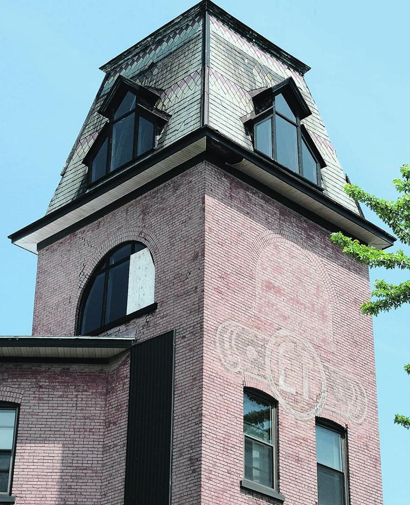 Selon l’analyse des experts mandatés par la Ville, la valeur des matériaux pouvant être recyclés de la démolition de la E.T. Corset s’élève à 100 000 $. Or, la Ville n’a imposé au promoteur aucune exigence au niveau de la récupération. Photo François Larivière | Le Courrier ©