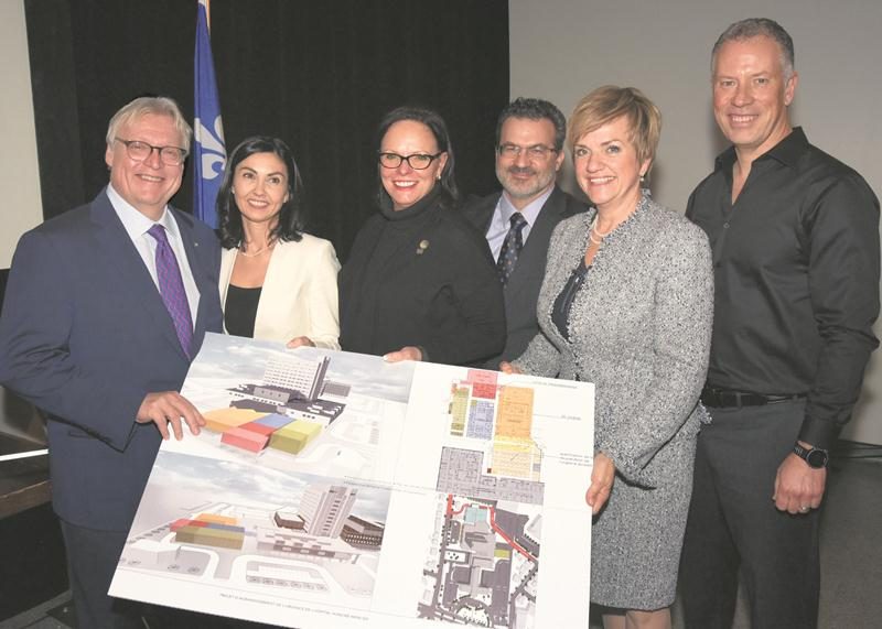 Le ministre Gaétan Barrette, la députée Chantal Soucy, la ministre Lucie Charlebois, le Dr Sylvain Brunet, la présidente-directrice générale Louise Potvin et le Dr Jocelyn Dodaro avec les plans de la future urgence de l’hôpital Honoré-Mercier. Photo François Larivière | Le Courrier ©