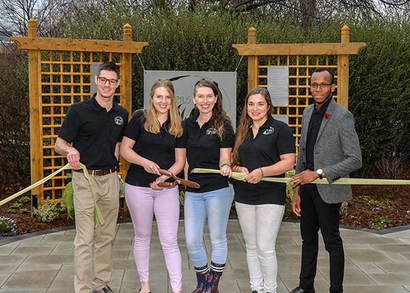Sur la photo, de gauche à droite, Vincent Provencher-Bernier, Marika Colassin, Caroll-Ann Hébert, Laurie Fréreault et Geoffroy Adekpe.