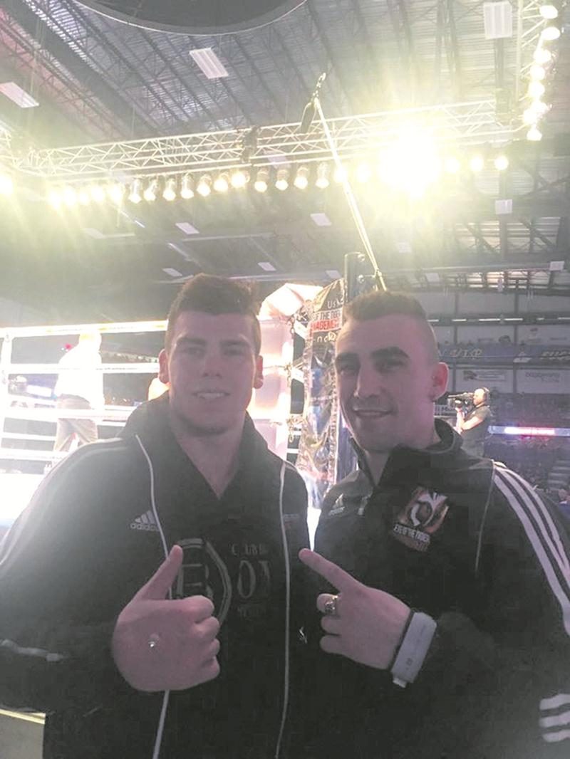 Raphaël Courchesne a savouré une victoire à son premier combat professionnel. On le voit en compagnie du nouveau retraité, le Maskoutain Michaël Gadbois. Photo Facebook Eye of the Tiger