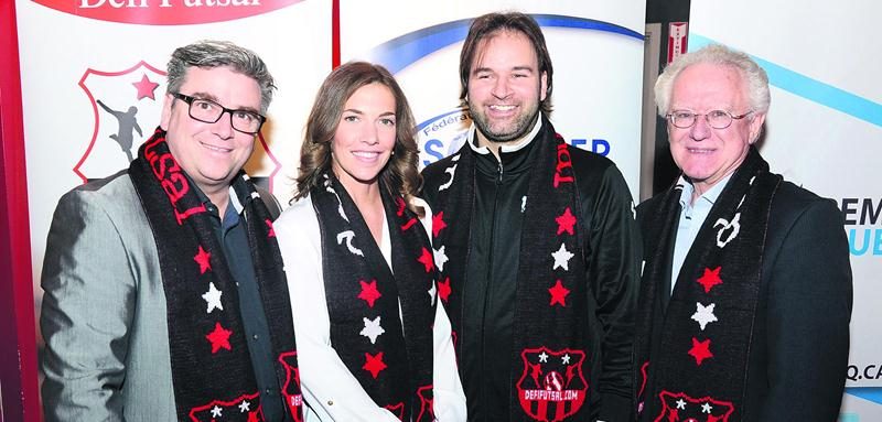 Sur la photo, le président d’honneur du Défi Futsal, Paul Théroux (président du Groupe CME), la présidente du Défi Futsal, Émilie Duquette, le nouvel entraîneur-chef de l’équipe nationale canadienne de futsal, Kyt Selaidopoulos, ainsi que le président de la Fédération de soccer du ­Québec, Martial Prud’homme. Photo François Larivière | Le Courrier ©