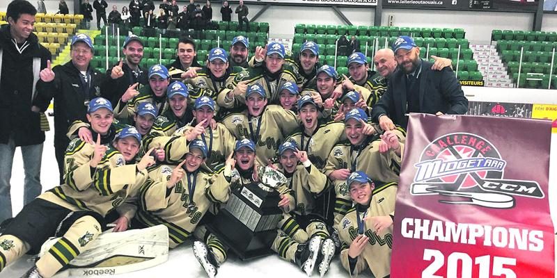 Les Gaulois ont défait l’Intrépide de Gatineau 5 à 4 en finale pour remporter le Challenge CCM. Photo Facebook Ligue midget hockey midget AAA