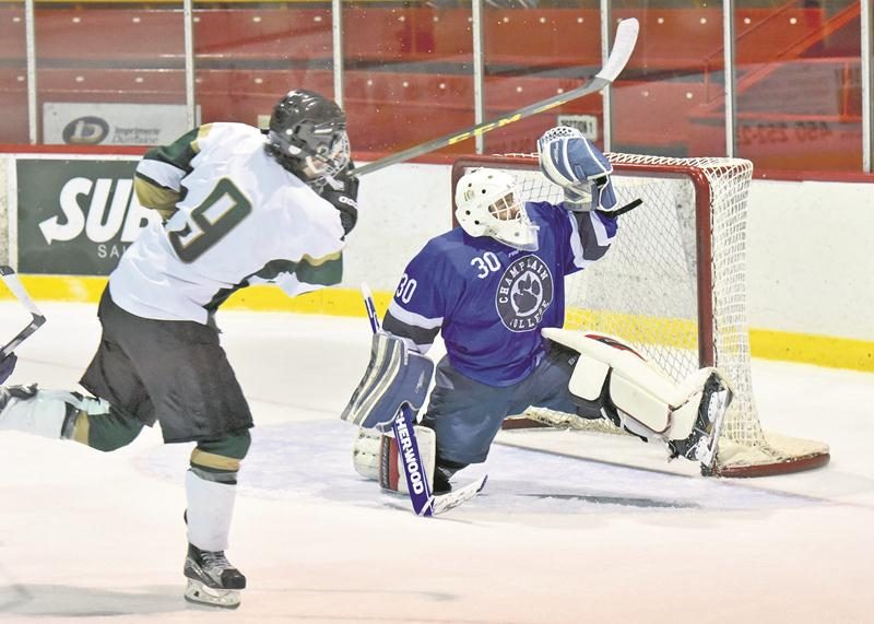 Le gardien Sean Julien des Cougars du College Champlain de Lennoxville a signé son premier blanchissage de la saison vendredi face aux Lauréats.  Photo François Larivière | Le Courrier ©