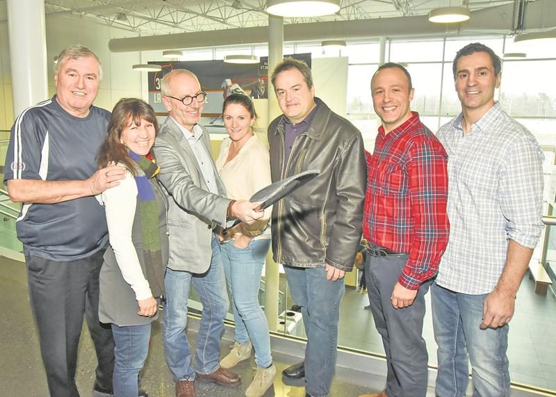 Sur la photo, on retrouve Roland Boutin, président du Tournoi des Patriotes, Lise Julien, de l’école René-Saint-Pierre, Pierre Rhéaume, directeur général de la Chambre de commerce de la grande région de Saint-Hyacinthe, Isabelle Fortier, de Boom FM, Mario Langlois, président d’honneur du tournoi, David Desnoyers, directeur général d’Isatis Sport Saint-Hyacinthe et Stan Melançon, ancien joueur du Laser et du Cousin de Saint-Hyacinthe. Photo François Larivière | Le Courrier ©