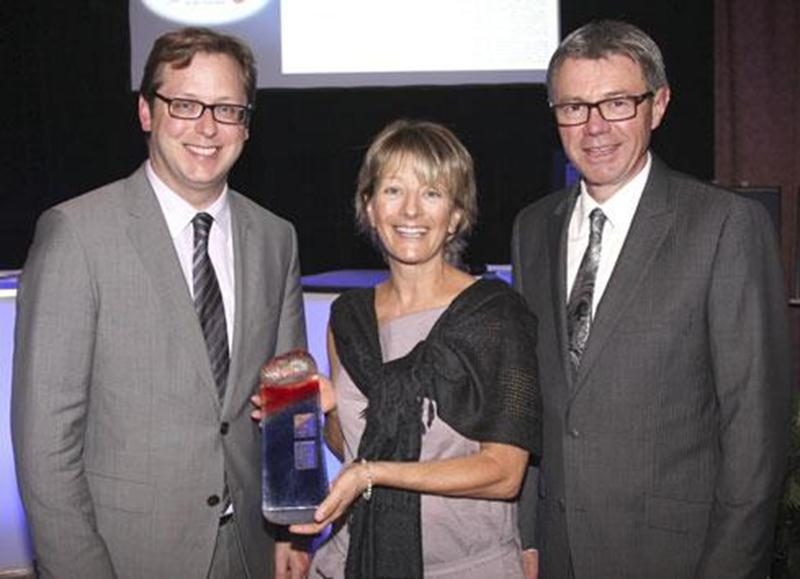 Line Patenaude est venue cueillir le prix de la personnalité 2012 attribué à son frère Robert Patenaude. Elle est entourée de l’éditeur du Courrier de Saint-Hyacinthe, Benoit Chartier, et du président de la Chambre de commerce, Claude Corbeil.