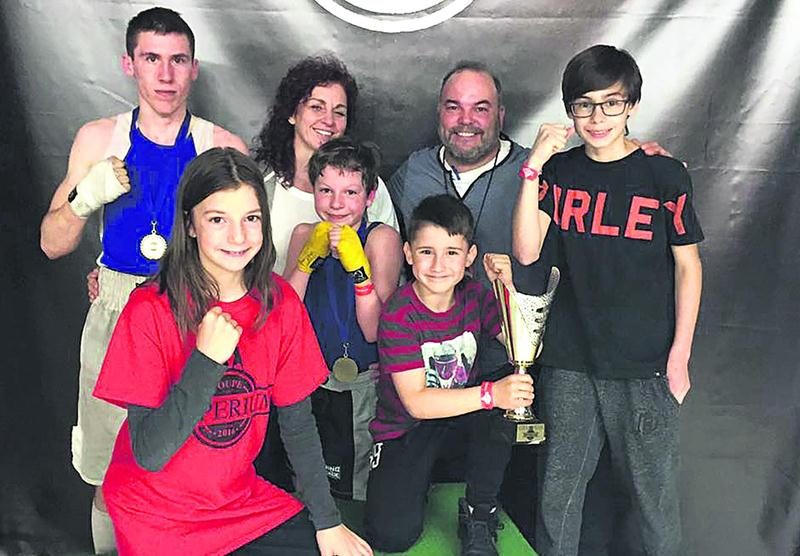 La délégation de l’école de boxe Les Apprentis Champions à la Coupe Impérium : Samuel Lajoie, Caroline Letellier, l’entraîneuse Nancy Boucher, Hugo Letellier, Thomas Fettu, l’entraîneur Steve Choquette et Alexis Proulx. Photo Facebook