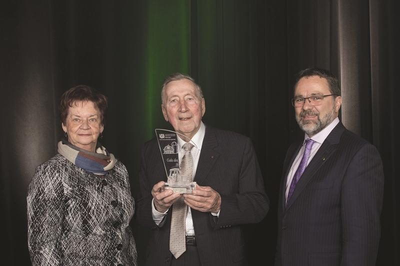 Hermel Giard, lauréat du prix Coup de chapeau, est entouré de son épouse, Huguette Giard, et de Christian St-Jacques, président de la Fédération de l’UPA de la Montérégie.
