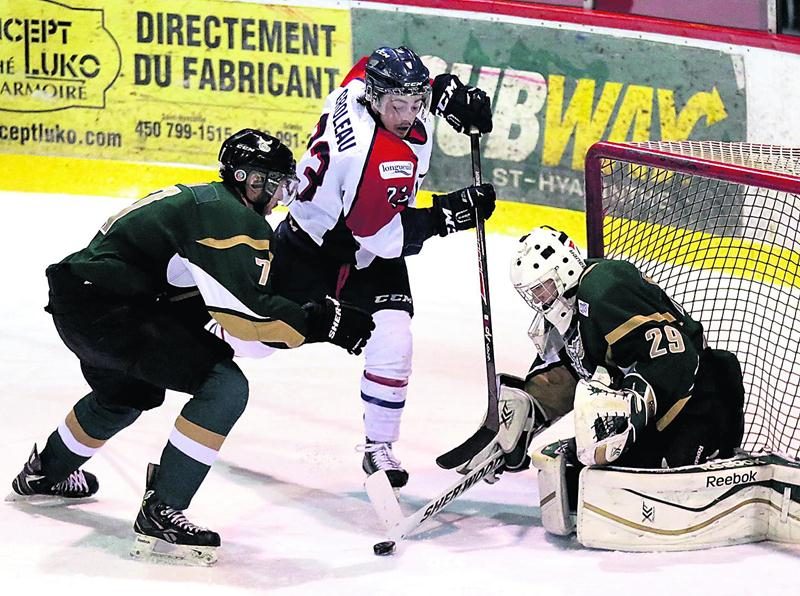 Le gardien Vincent Gervais a reçu le titre de joueur du match du côté des Lauréats dimanche dans une cause perdante face au Collège Français de Longueuil. Photo Robert Gosselin | Le Courrier ©