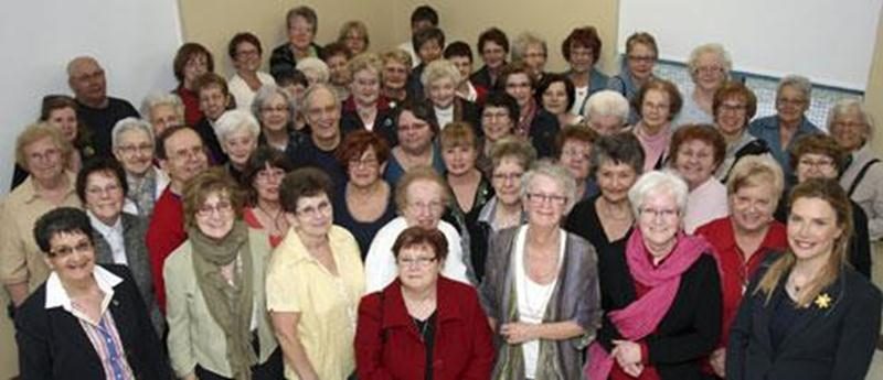 Sur la photo à l'avant à droite, Dre Lise Faucher, présidente d’honneur et Ginette Comtois, à gauche, agente de développement à la Société canadienne du cancer, entourées de généreux bénévoles.