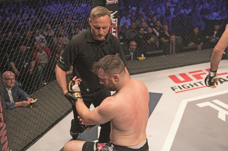 Francis Charbonneau n’a pas pu compléter son combat face à Khetag Pliev en raison d’une blessure au bras gauche. Photo Courtoisie TKO MMA - Bob Lévesque