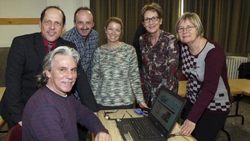 Dans l'ordre habituel : Paul St-Germain, membre du comité promotionnel du CIPE, Michel Bienvenue, représentant web pour Le Courrier, Roger Lafrance, porte-parole du CIPE, Véronique Laramée, coordonnatrice de Jeunes en santé, Françoise Desautels, organisatrice communautaire pour le CSSSRY et Lyne Boisvert, directrice adjointe au bureau du coordonnateur au CPE Mafamigarde.