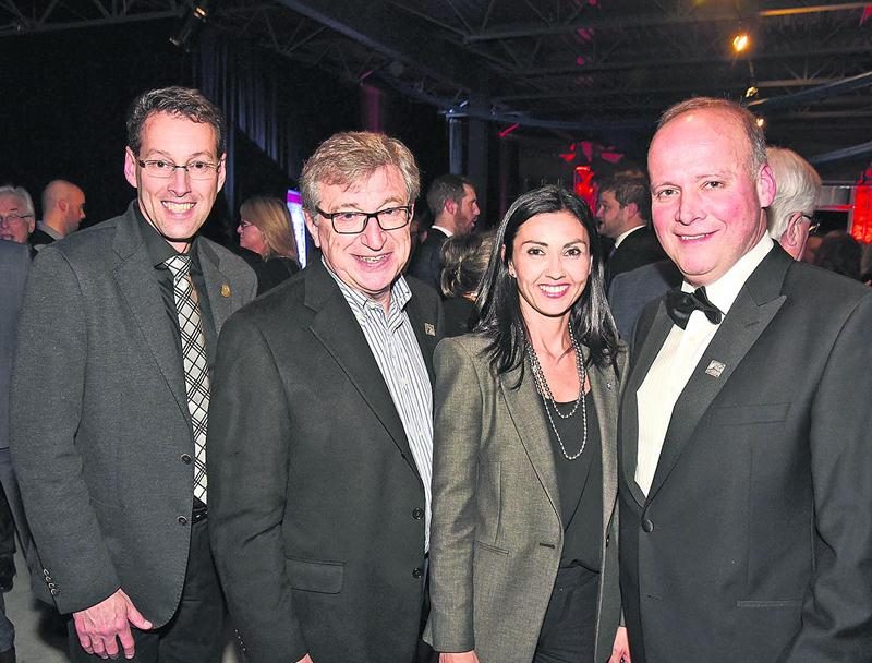 Parmi les invités qui ont échangé avec M. Giard, on a reconnu François Brouillard, directeur ­général de la Société d’agriculture de Saint-Hyacinthe, Marc Raymond et la députée de Saint-Hyacinthe, Chantal Soucy. Photo François Larivière | Le Courrier ©