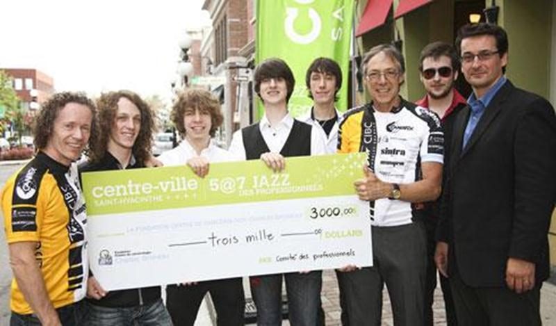 Le comité des professionnels du centre-ville de Saint-Hyacinthe a remis un chèque de 3 000 $ à la Fondation Centre de cancérologie Charles-Bruneau. Sur la photo, de gauche à droite : Jean-Yves Tremblay; les membres du groupe Jazz The Straw Hats composé de Tristan Tremblay, Francis Gaudreault, Gabriel Kirouac, Philippe Larocque, Gabriel Ashkinadze; Alain Robert et Simon Cusson.