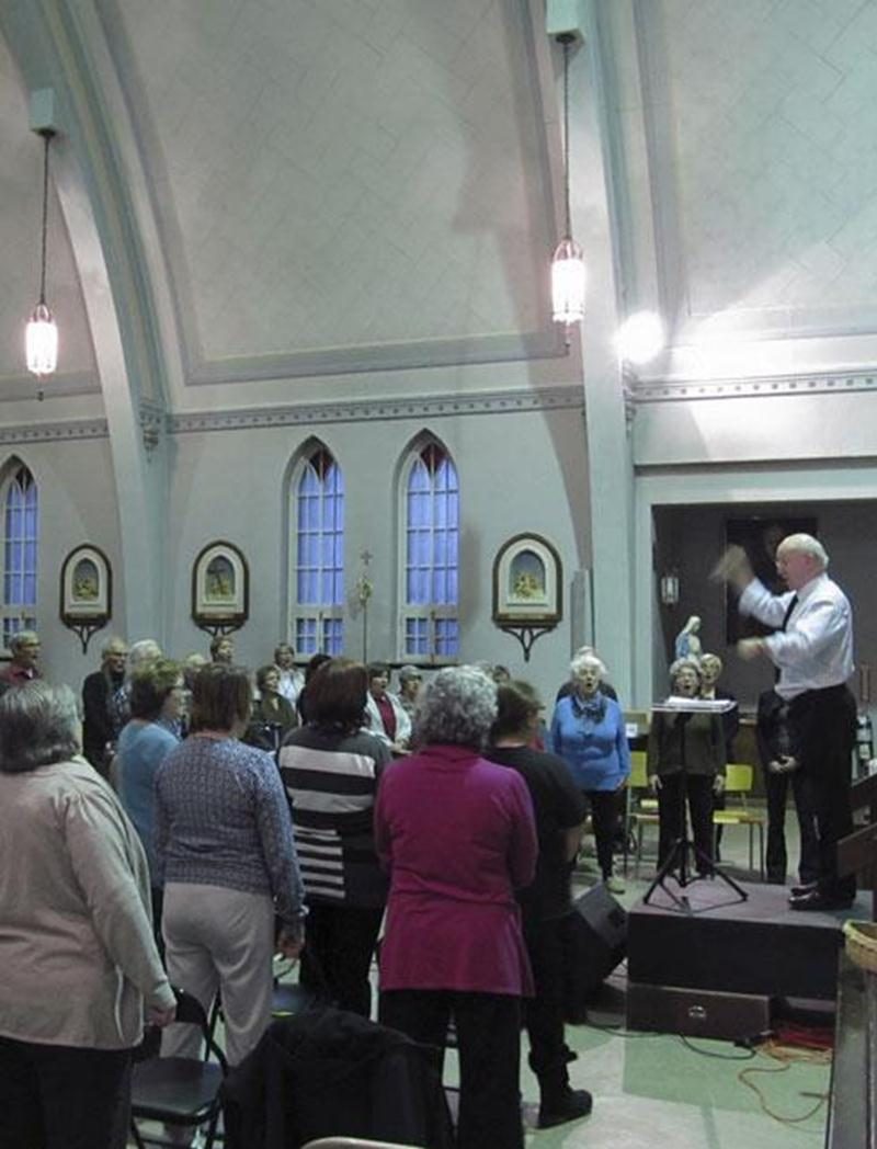 Vous aimez chanter, mais ne savez pas trop si notre choeur est pour vous? Vous voulez découvrir la musique classique? Vous aimeriez développer votre voix ou êtes tout simplement curieux? Venez assister à l’une de nos répétitions le jeudi 24 avril, à l’église Sacré-Coeur (2210 boul. Laframboise / entrée à l’arrière, avenue Bernier). Vous n’avez qu’à vous présenter entre 19 h et 21 h 45 et vous serez accueilli par l’un de nos choristes. Et n’hésitez pas à joindre votre belle voix à la nôtre, si l’