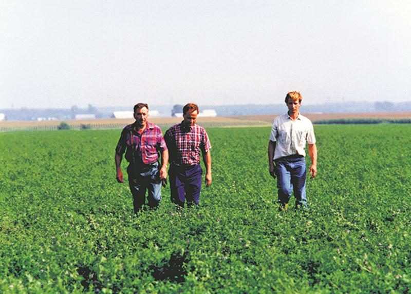 Hermel Giard aimait profondément la terre comme en témoigne cette photo en compagnie de ses fils Simon et Bruno.
